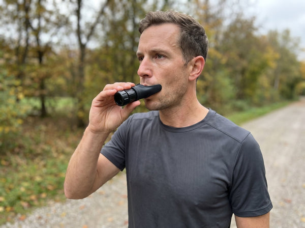 Sportler trainiert mit dem IRONATOR